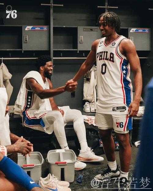 76人官媒晒照:恩比德与哈利伯顿赛后交流 76人官媒晒照:恩比德与哈利伯顿赛后交流